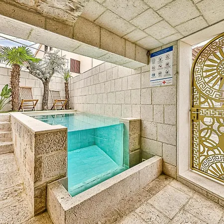 Luxurious Home In Okrug Gornji