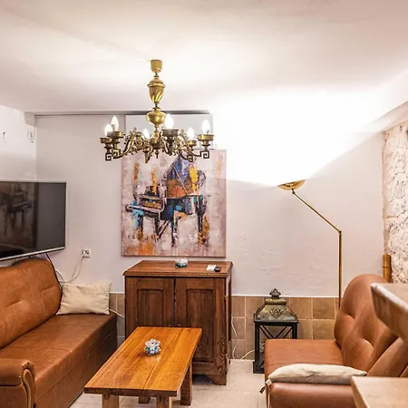 Дом отдыха Luxurious Home In Okrug Gornji *