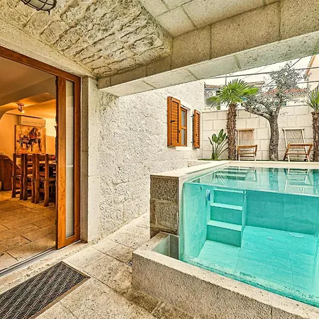 Дом отдыха Luxurious Home In Okrug Gornji Трогир
