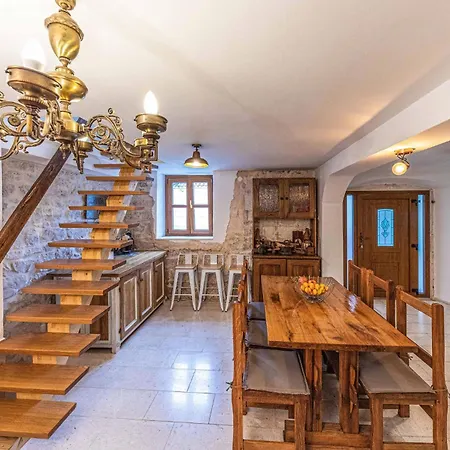 Luxurious Home In Okrug Gornji