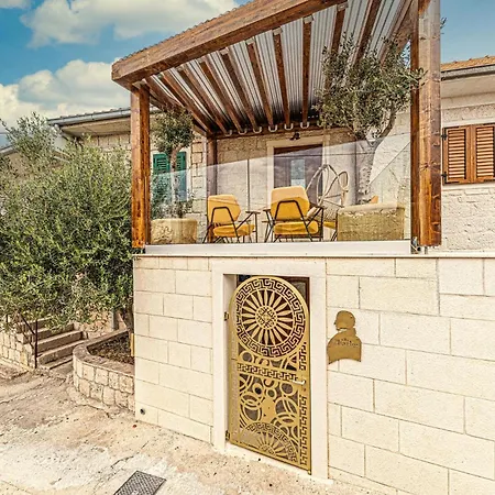 Gorgeous In Okrug Gornji Trogir